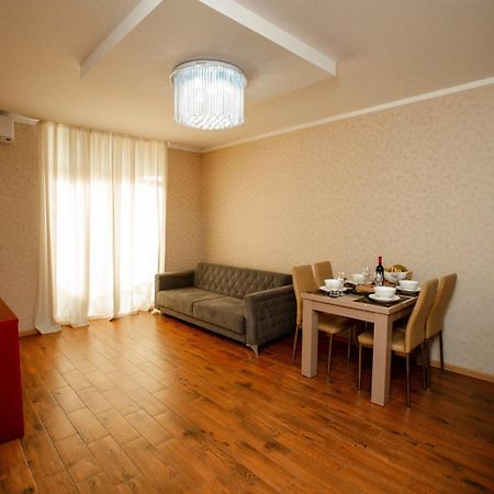 Aparthotel Holiday Lux 巴统 外观 照片