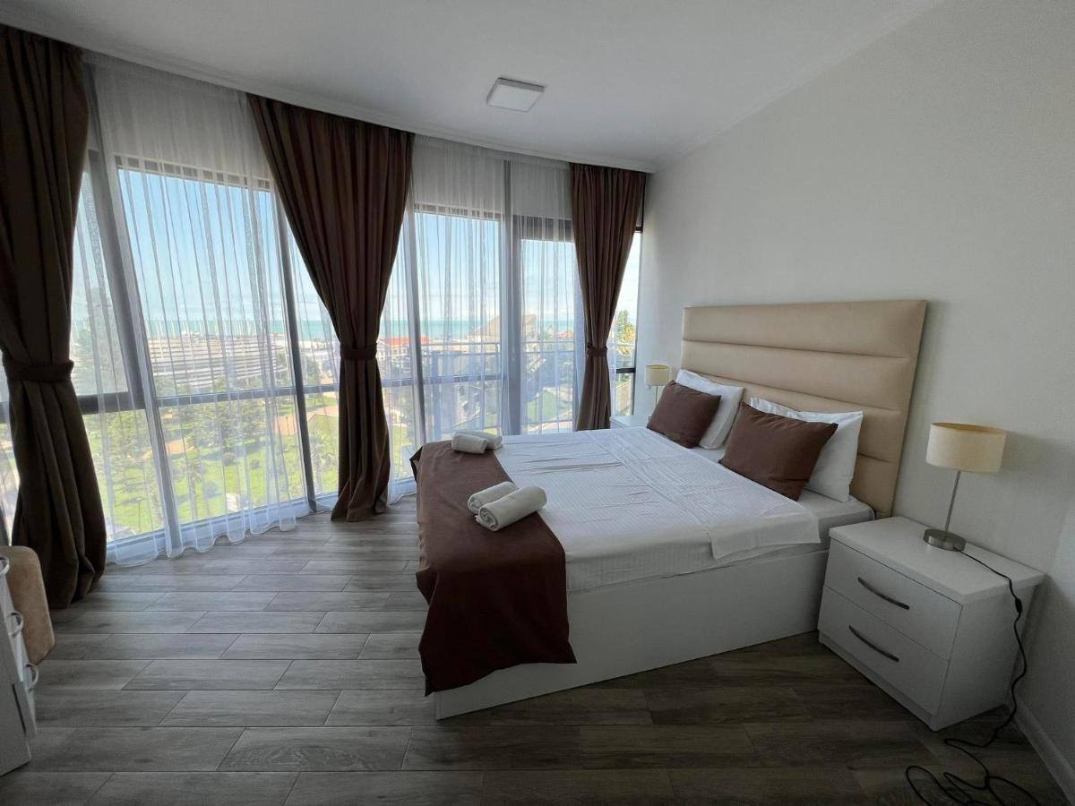 Aparthotel Holiday Lux 巴统 外观 照片