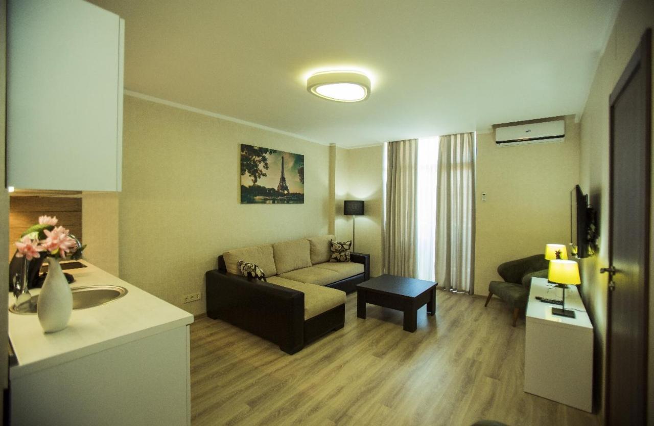 Aparthotel Holiday Lux 巴统 外观 照片